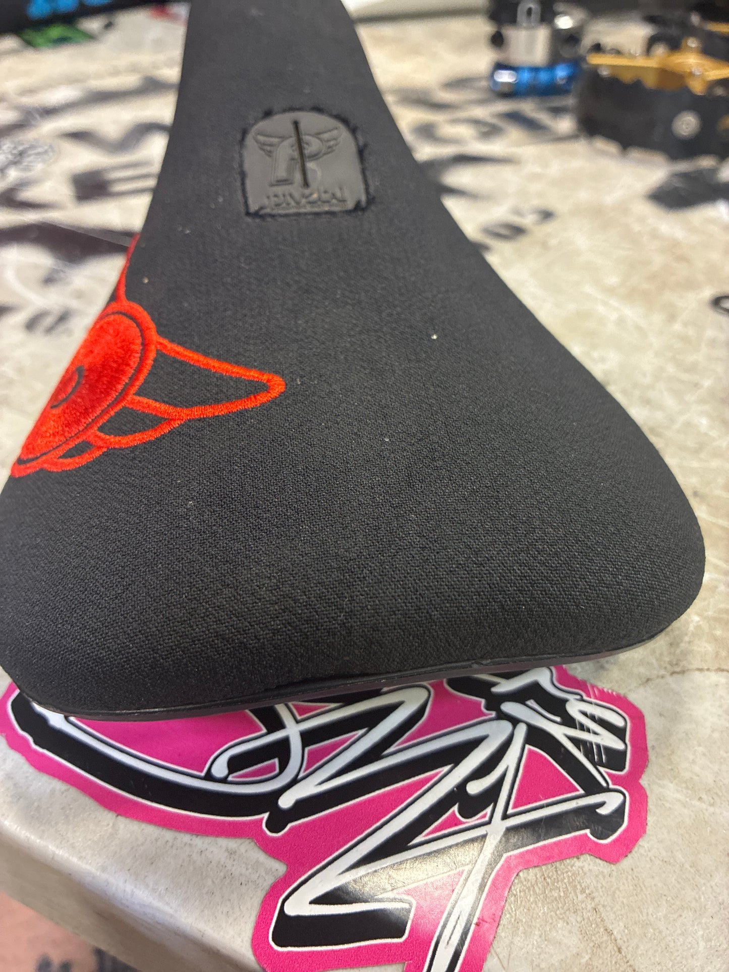 profile pivotal seat red