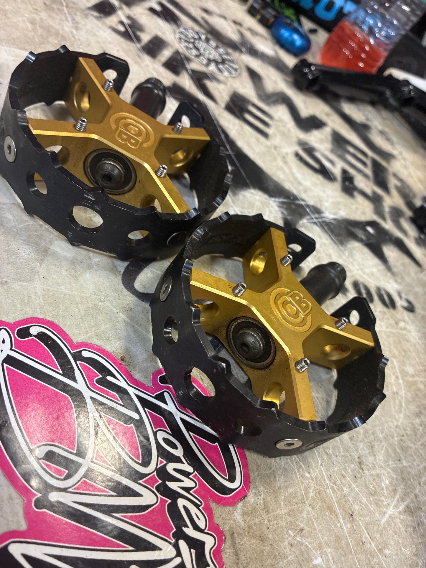 bullseye pro round pedals black/gold
