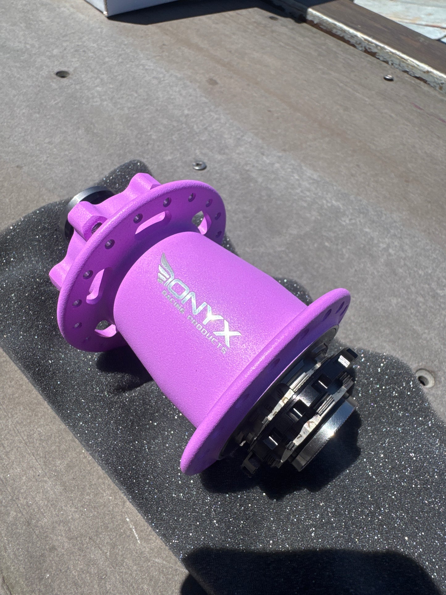 Onyx Hubs Cotm electricfied violet