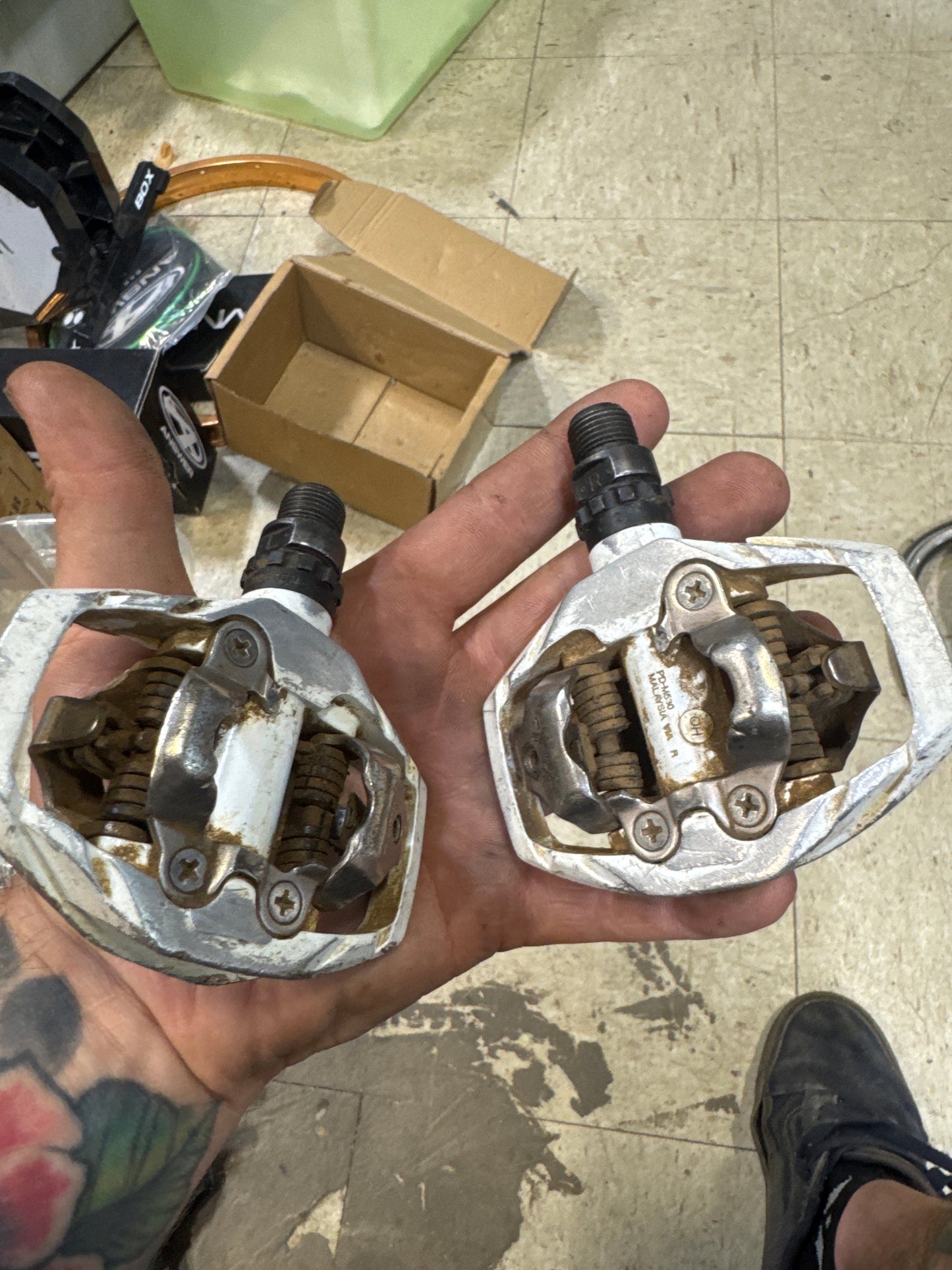 Shimano m530 clipless pedals white