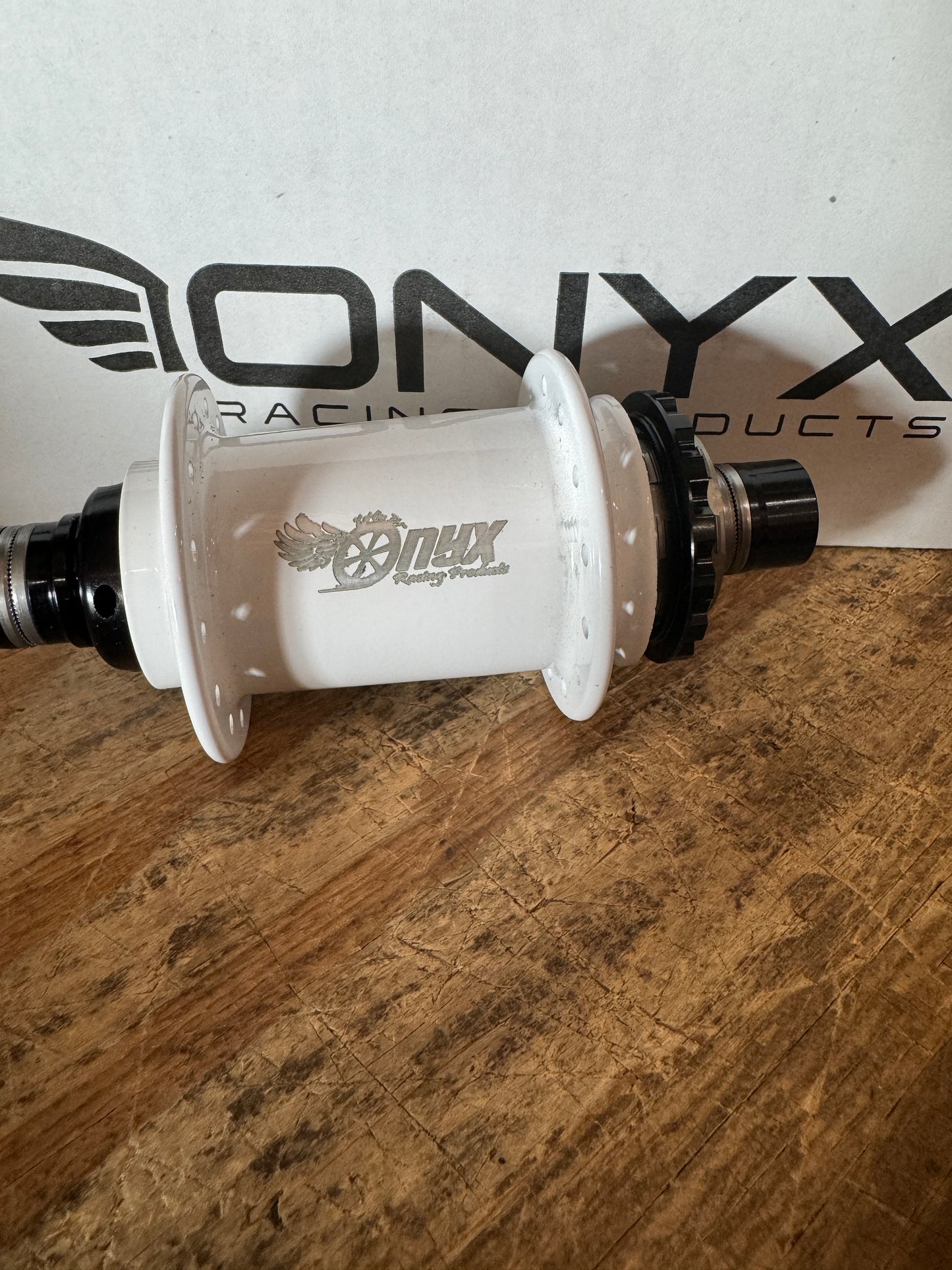 Onyx Hubs Frost white